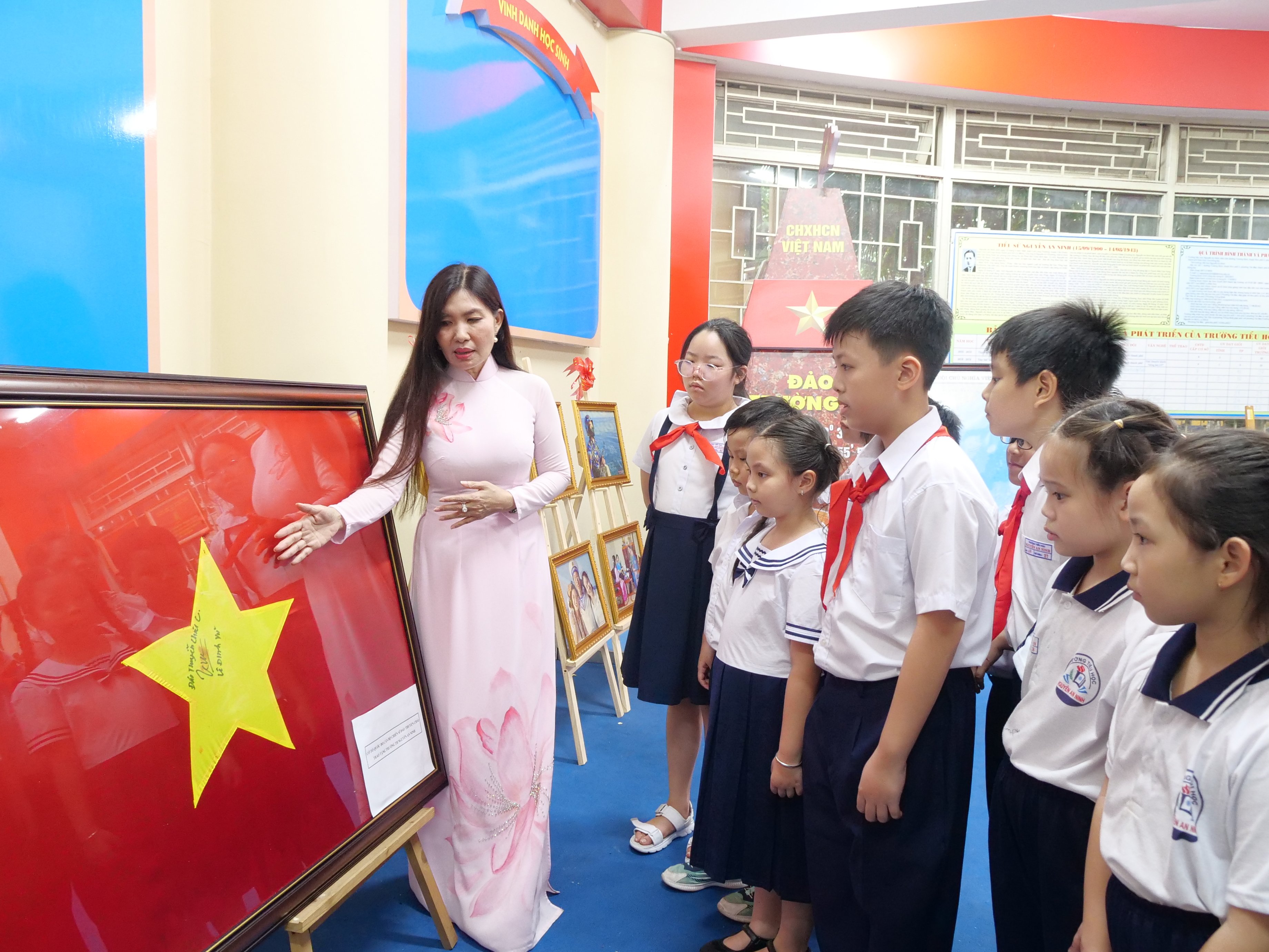 Rektor för Nguyen An Ninh Primary School Hoang Thi Ngoc undervisar elever i patriotism. Foto: Hanh Dung