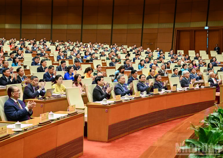 第15期国会第10回会議の開会式には、党と国家の指導者および元指導者、国会議員らが出席した。