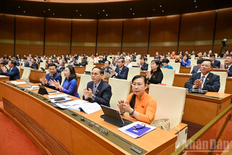 会議に出席した国会議員の代表者たち。