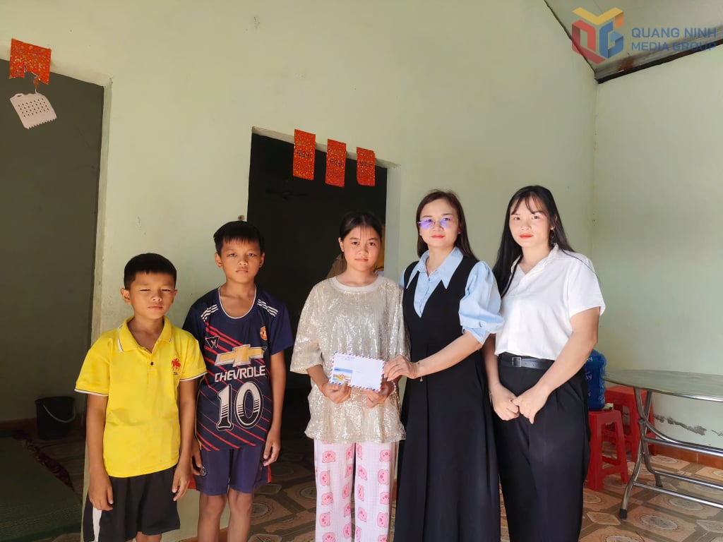 Chị Nguyễn Thị Thùy Dương, Chủ tịch Hội LHPN xã Hải Sơn tặng quà thiếu nhi có hoàn cảnh khó khăn nhân dịp Tết Trung thu.