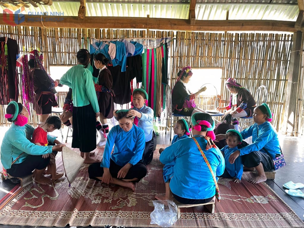 Hội LHPN xã Hải Sơn đã tổ chức buổi sinh hoạt định kỳ của CLB Liên thế hệ bảo tồn và phát huy trang phục dân tộc