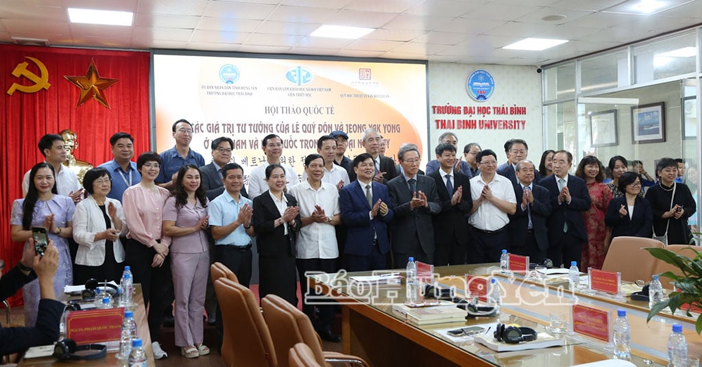 Đồng chí Phạm Văn Nghiêm, Phó Chủ tịch UBND tỉnh và các đại biểu chúc mừng thành công của hội thảo.