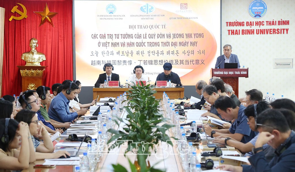 Các học giả trình bày tham luận tại hội thảo.