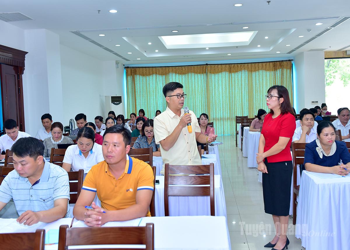 Föreläsare från University of Economics and Business Administration (Thai Nguyen University) diskuterar och besvarar praktiska problem med studenter.
