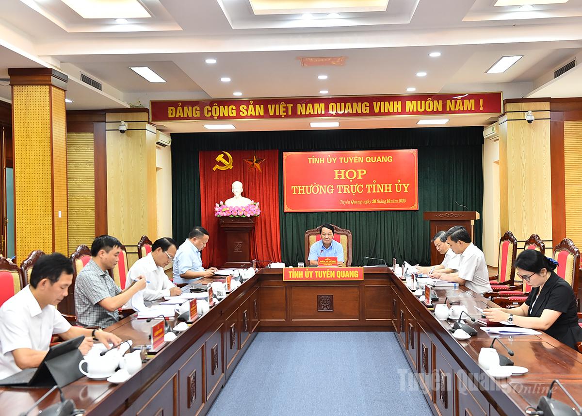 Provincial Party Secretary Hau A Lenh chaired the meeting of the Provincial Party Standing Committee.