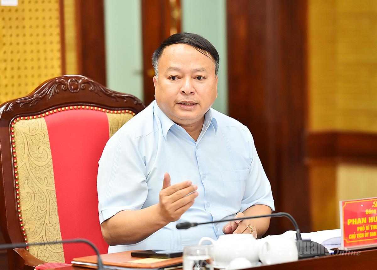 Deputy Secretary of the Provincial Party Committee, Chairman of the Provincial People's Committee Phan Huy Ngoc spoke on the contents at the meeting.