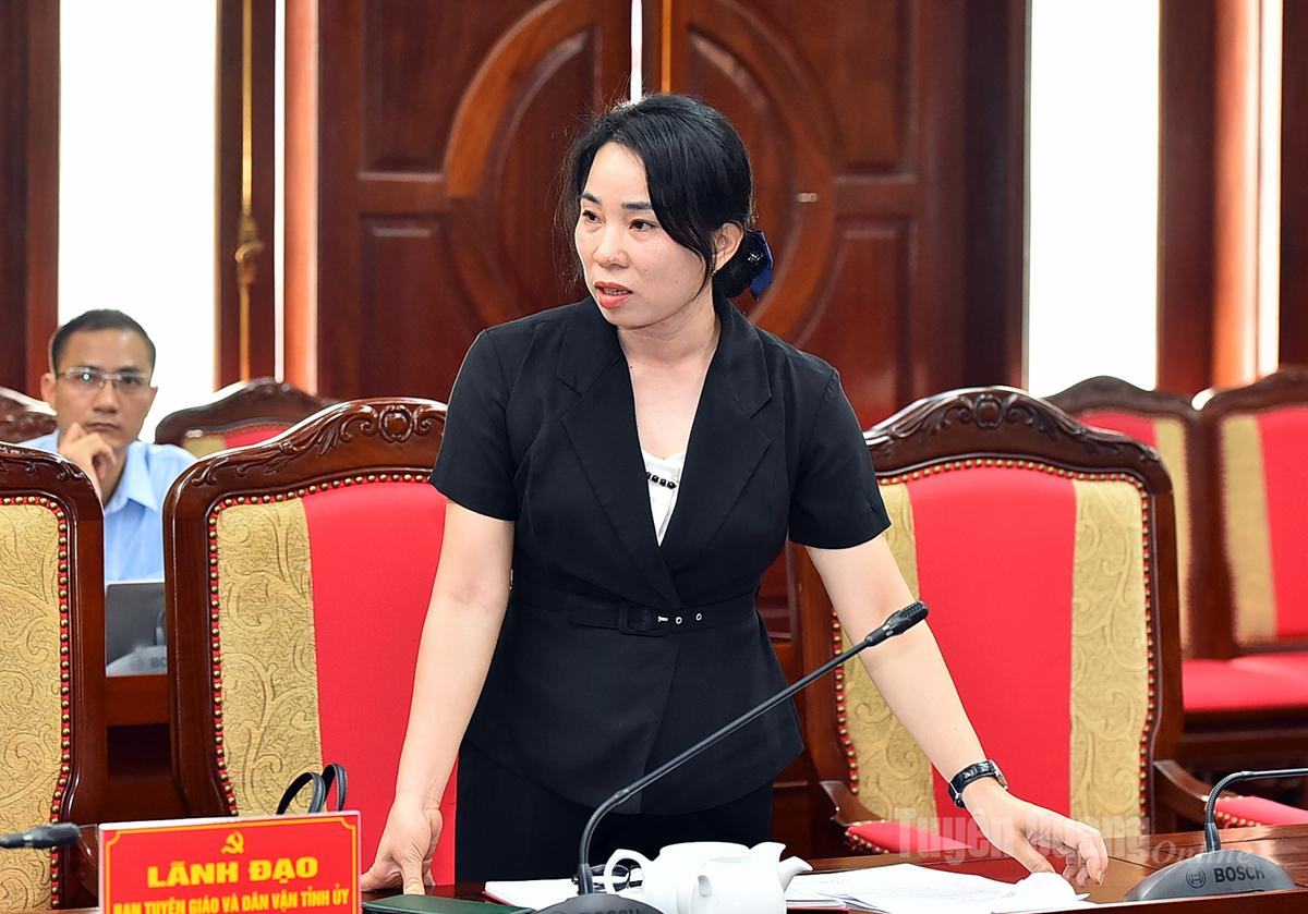 Comrade Hoang Thi Hang, Deputy Head of the Provincial Party Committee's Propaganda and Mass Mobilization Department, reported at the meeting.