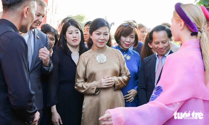 زوجة الأمين العام تروج للآو داي الفيتنامي من خلال الأنشطة الدبلوماسية - صورة 2. Ngô Phương Ly - Ảnh 2.