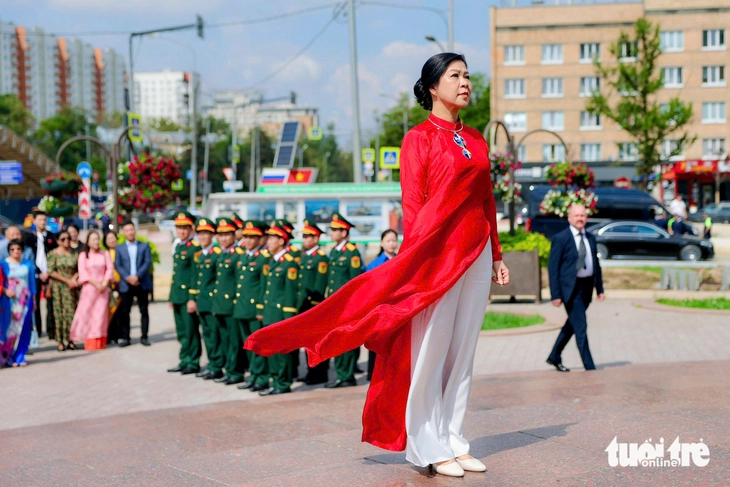زوجة الأمين العام تروج للآو داي الفيتنامي من خلال الأنشطة الدبلوماسية - صورة 6 Ngô Phương Ly - Ảnh 6.