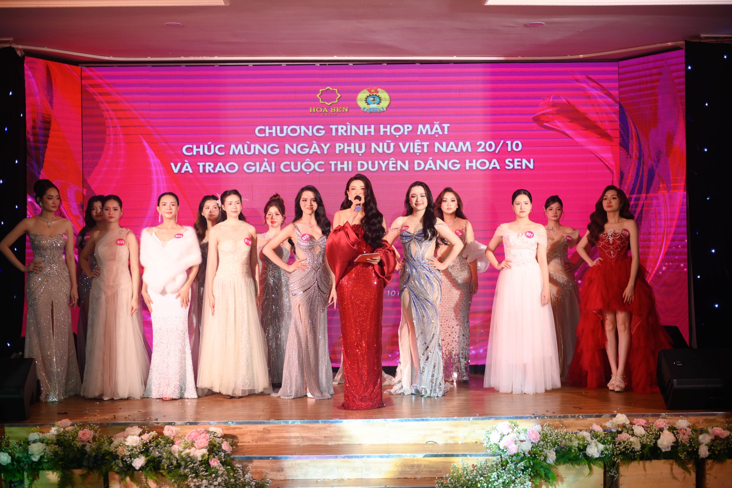 Η Beauty Diem Nhi - Κορυφαίες 20 Miss Cosmo Vietnam 2025 συνόδευσε τον ρόλο της MC του τελικού γύρου