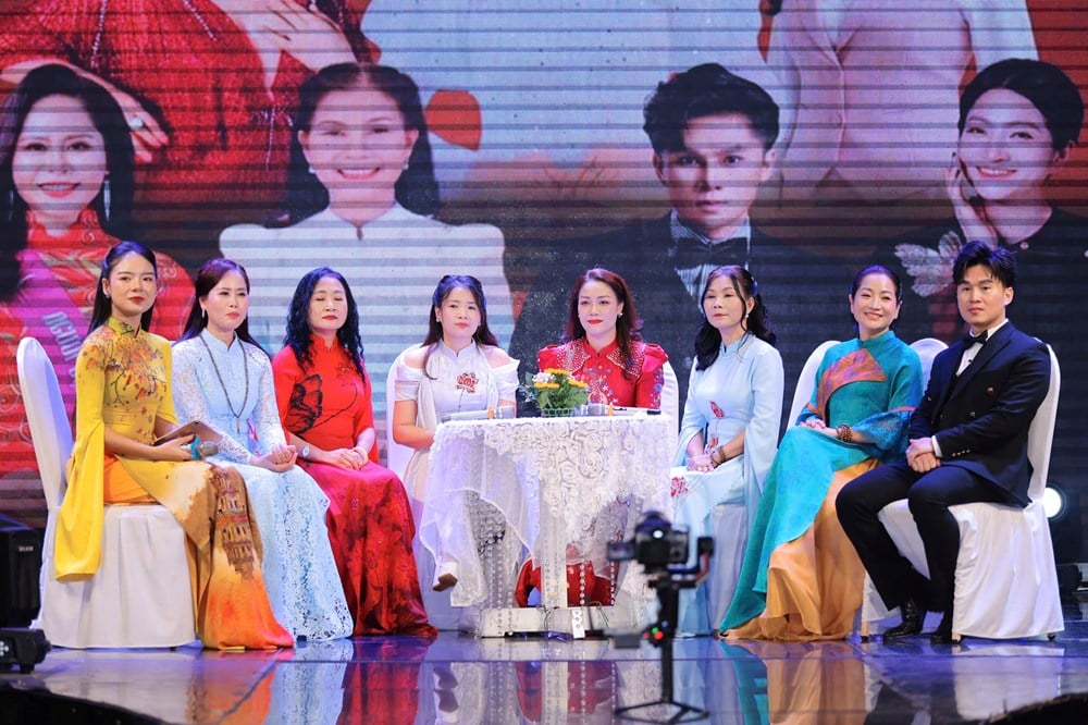 អ្នករចនា Hoang Ly និងស្នេហារបស់នាងចំពោះជនជាតិវៀតណាម ao dai - រូបថត ២