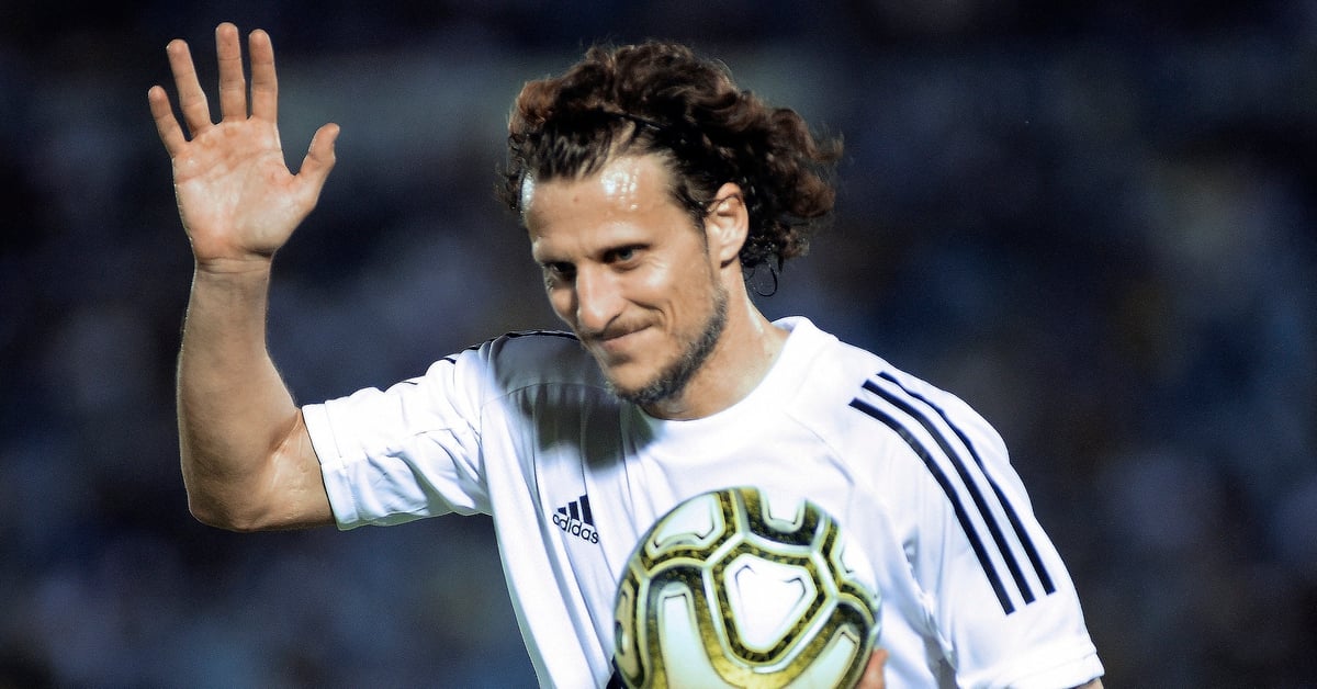 Cựu tiền đạo Diego Forlan gãy 3 xương sườn sau va chạm kinh hoàng