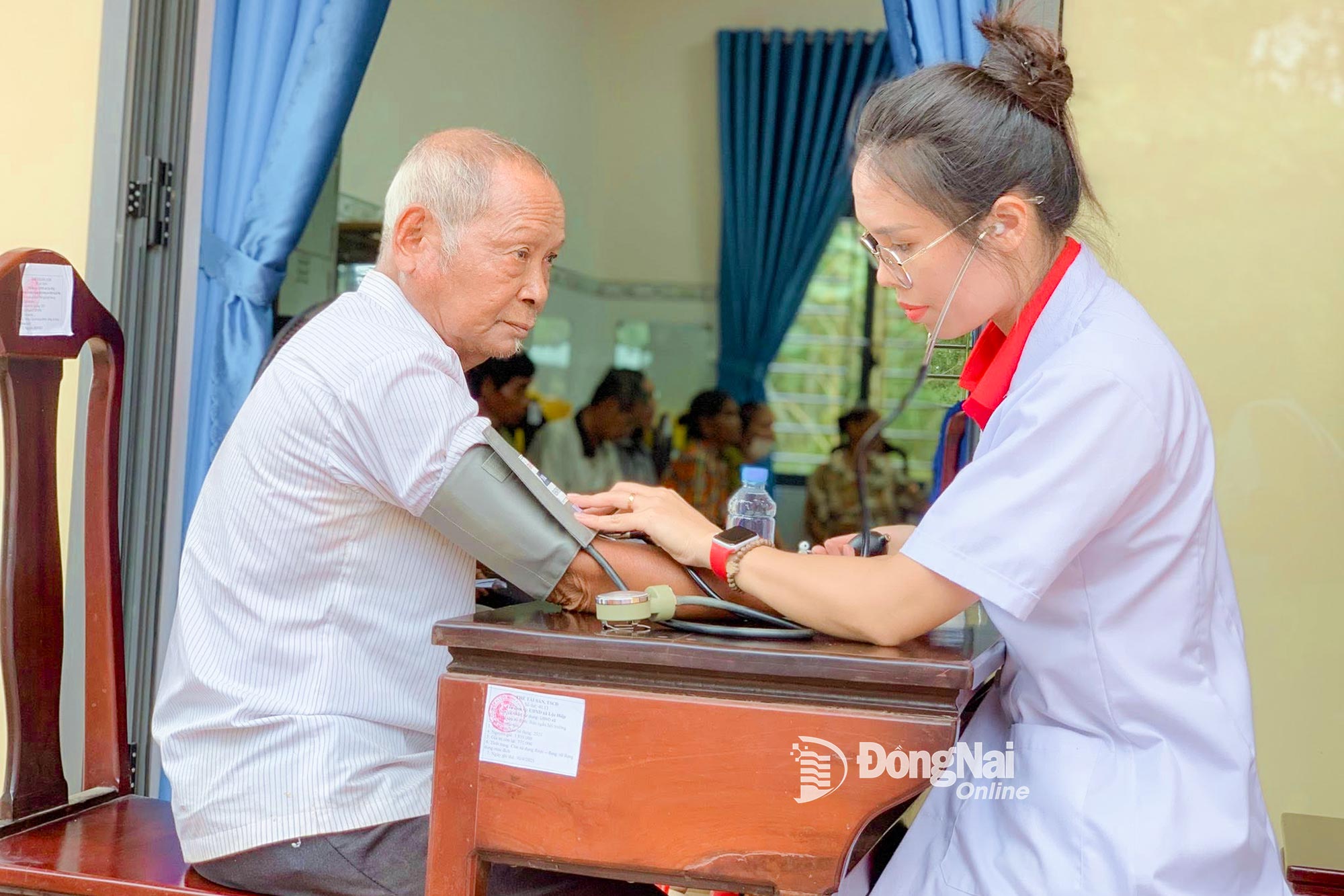 O Posto de Saúde da Comuna de Loc Quang, na província de Dong Nai, organiza exames de saúde gratuitos para a população da comuna.