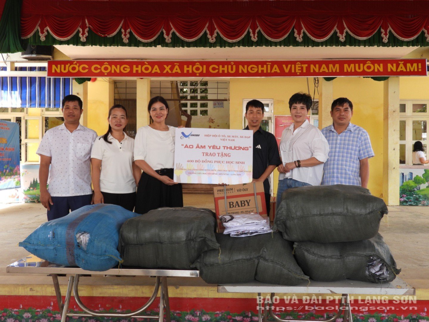 Vietnam Motorcycle and Electric Vehicle Association ger gåvor till skolor