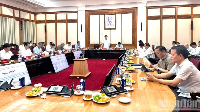 কমরেড নগুয়েন ডুই নগক, পলিটব্যুরো সদস্য, পার্টি কেন্দ্রীয় কমিটির সচিব, কেন্দ্রীয় পরিদর্শন কমিটির চেয়ারম্যান, স্টিয়ারিং কমিটির উপ-প্রধান এবং কমরেড নগুয়েন চি ডং, পার্টি কেন্দ্রীয় কমিটির সদস্য, উপ-প্রধানমন্ত্রী, স্টিয়ারিং কমিটির সদস্য, ওয়ার্কিং গ্রুপের স্থায়ী কমিটি এবং সংশ্লিষ্ট সংস্থা এবং ইউনিটগুলির সাথে বৈঠকে সভাপতিত্ব করেন। (ছবি: THU HA/dangcongsan)