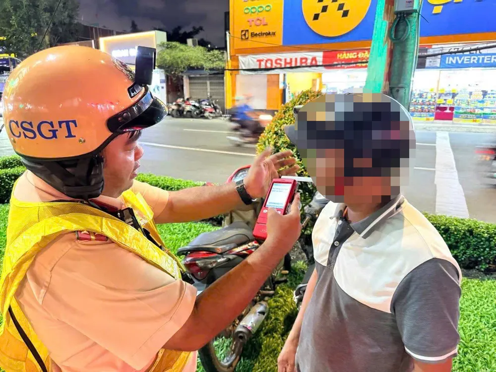 ตำรวจจราจรวัดระดับแอลกอฮอล์ของผู้ใช้ถนนในช่วงฤดูท่องเที่ยว