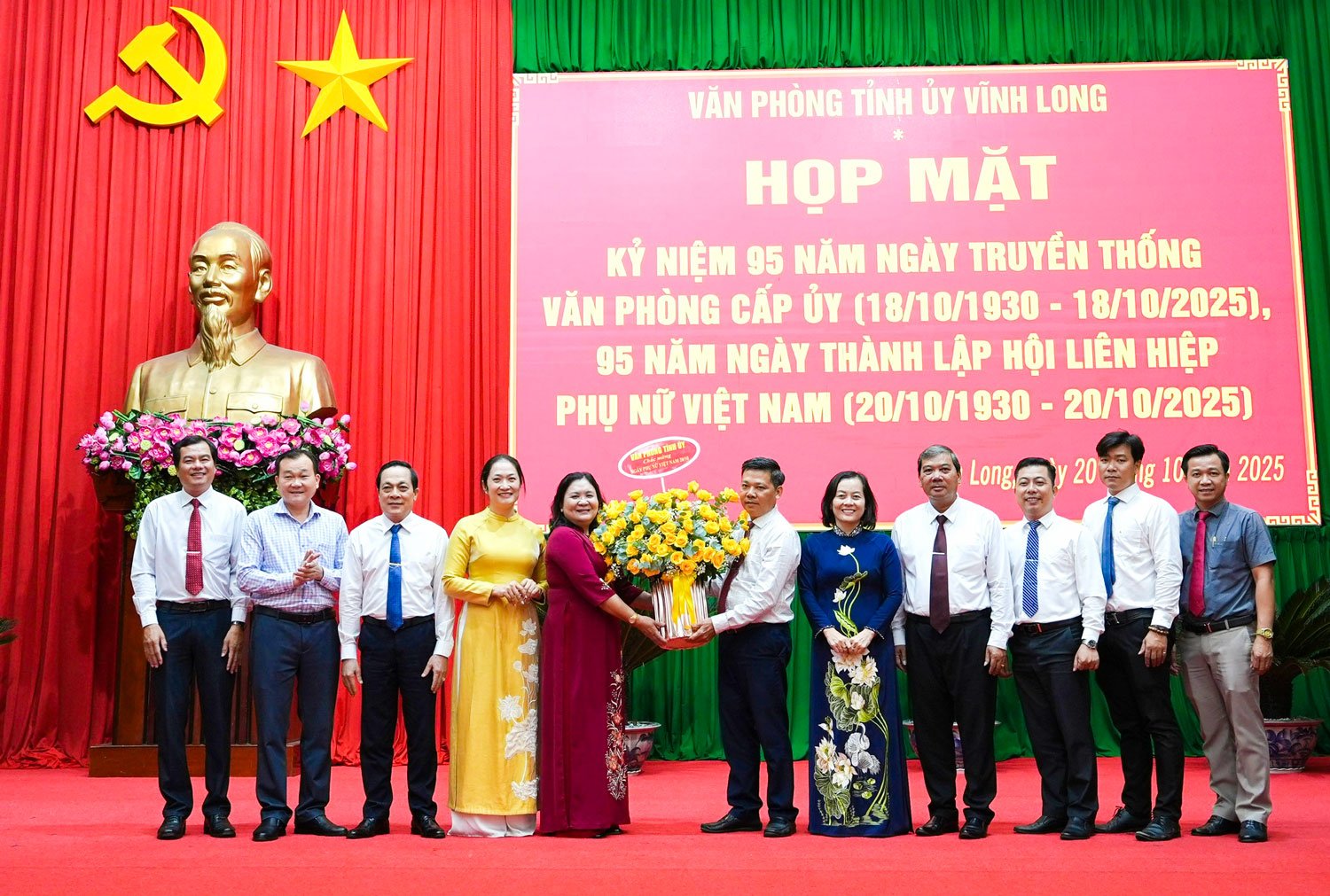 គណៈកម្មាធិការអចិន្ត្រៃយ៍គណៈកម្មាធិការបក្សខេត្ត ជូនកម្រងផ្កាអបអរសាទរទិវាប្រពៃណីរបស់គណៈកម្មាធិការបក្ស និងទិវានារីវៀតណាម។