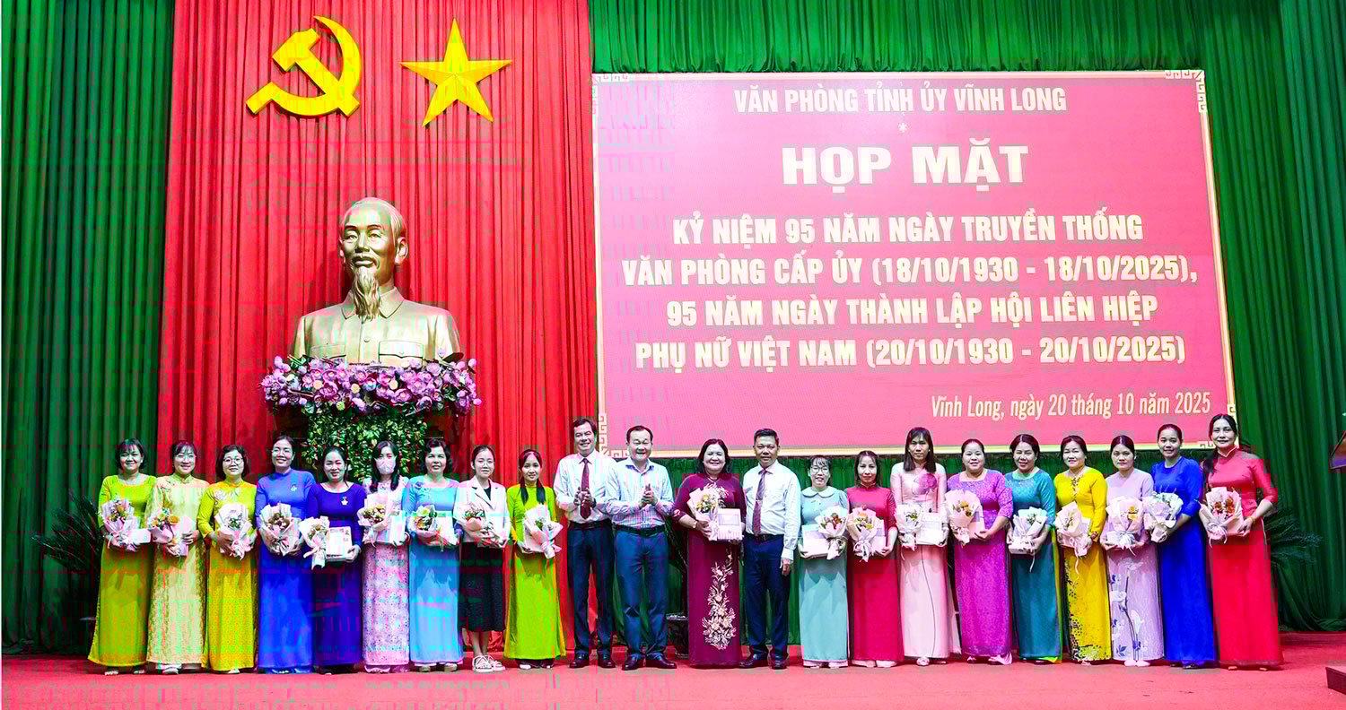 សមមិត្ត Ho Thi Hoang Yen - លេខាអចិន្ត្រៃយ៍គណៈកម្មាធិការបក្សខេត្ត; សមមិត្ត Nguyen Minh Dung - អនុលេខាគណៈកម្មាធិការបក្សខេត្ត ប្រធានក្រុមប្រឹក្សាប្រជាជនខេត្ត ជូនកម្រងផ្កាជូនដល់កម្លាំងនារីនៃការិយាល័យគណៈកម្មាធិការបក្សខេត្ត។