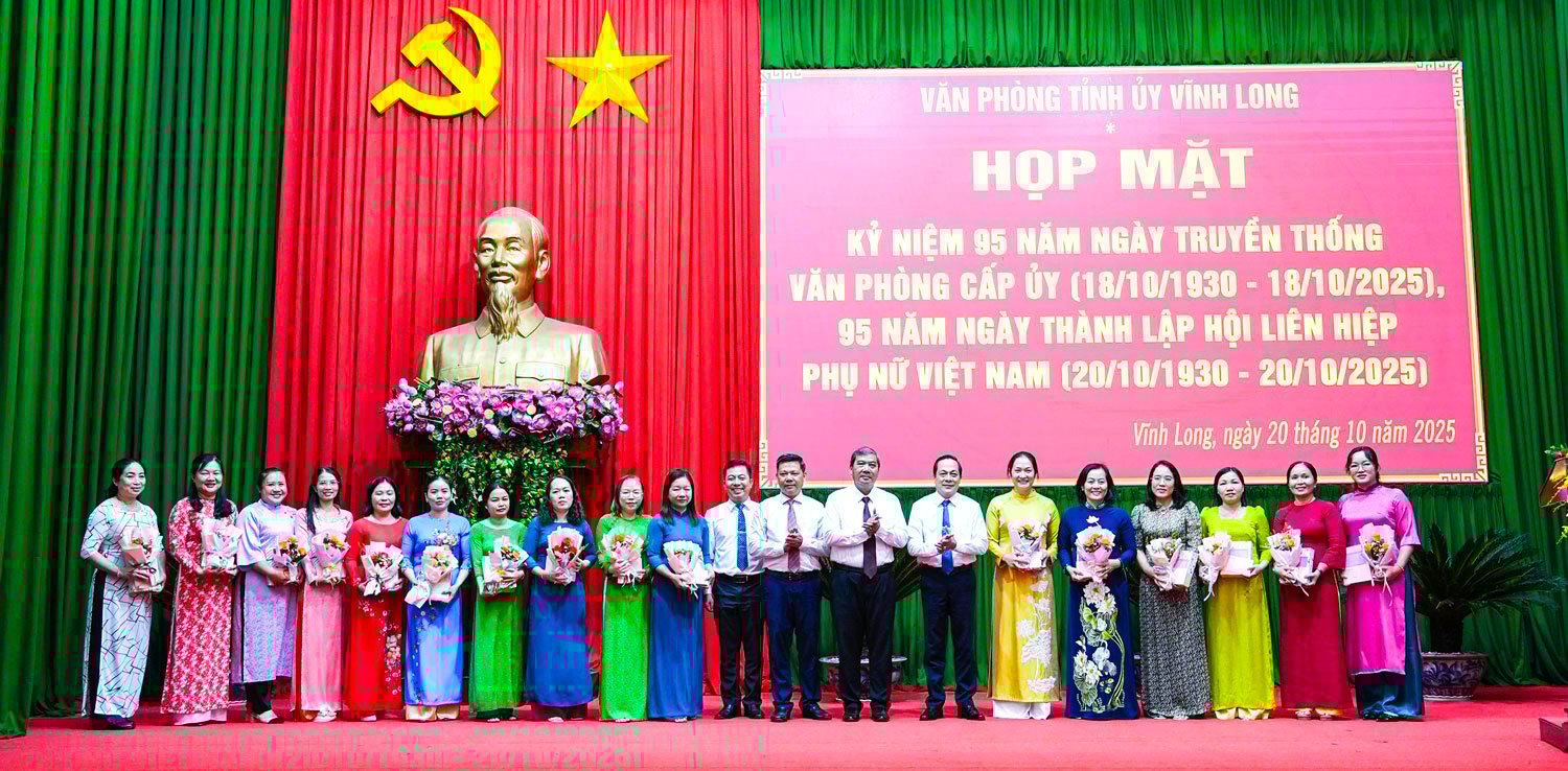 សមមិត្ត គឹម ង៉ុកថៃ - អនុលេខាគណៈកម្មាធិការបក្សខេត្ត; សមមិត្ត Lam Minh Dang - អនុលេខាគណៈកម្មាធិការបក្សខេត្ត ជូនកម្រងផ្កាអបអរសាទរកងកម្លាំងនារី។