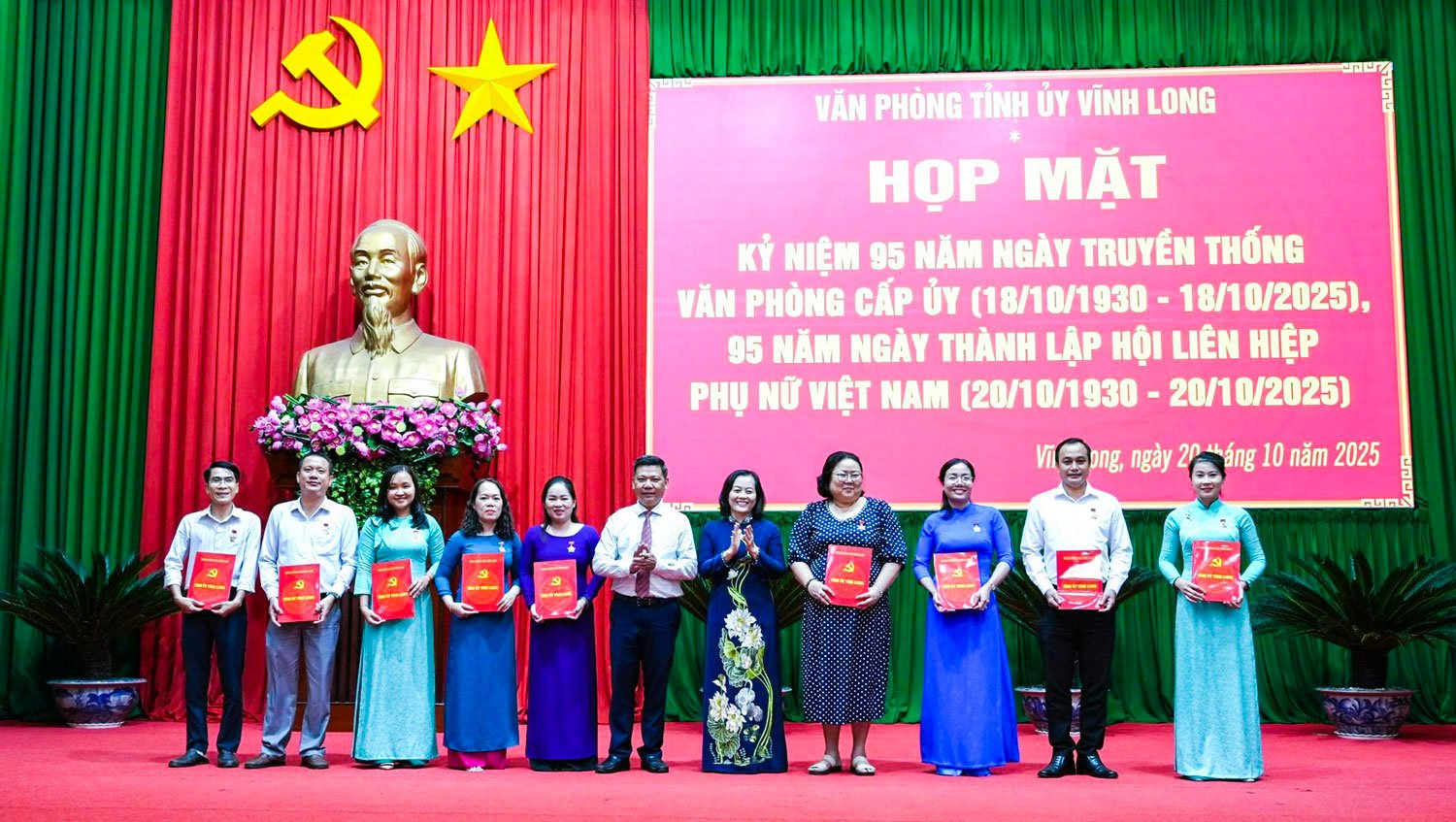ប្រគល់មេដាយ “ដើម្បីបុព្វហេតុ គណៈកម្មាធិការបក្ស” ជូនបុគ្គលចំនួន ៩រូប។