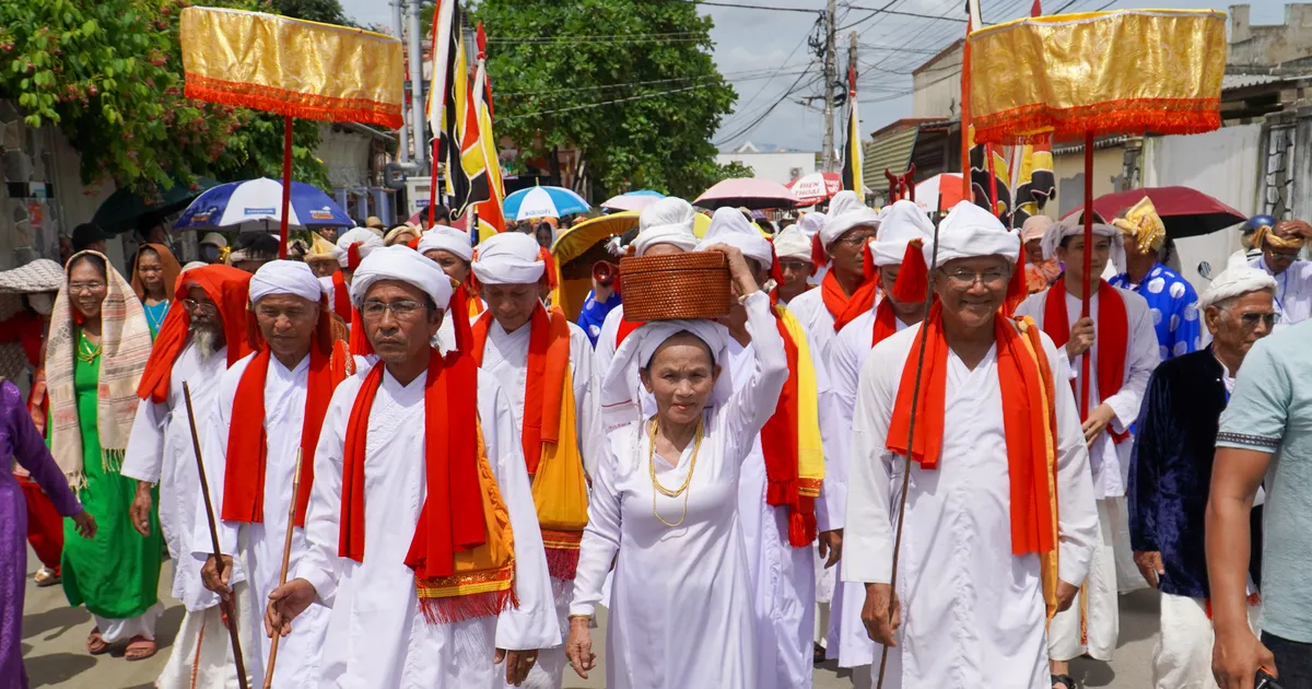 Đồng bào Chăm rộn ràng rước y trang, mừng đón Lễ hội Katê 2025