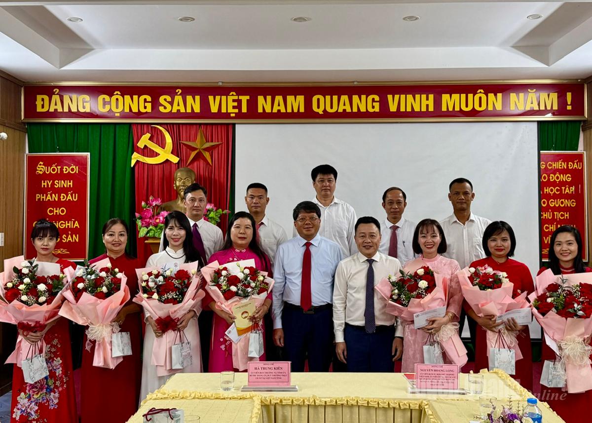 សមមិត្ត Ha Trung Kien សមាជិកគណៈកម្មាធិការបក្សខេត្ត អនុប្រធានអចិន្ត្រៃយ៍គណៈកម្មាធិការរណសិរ្សមាតុភូមិវៀតណាមខេត្ត បានអញ្ជើញប្រគល់កម្រងផ្កាអបអរសាទរជូនកម្មាភិបាលនារី និងសមាជិកសមាគមកាកបាទក្រហមខេត្ត។