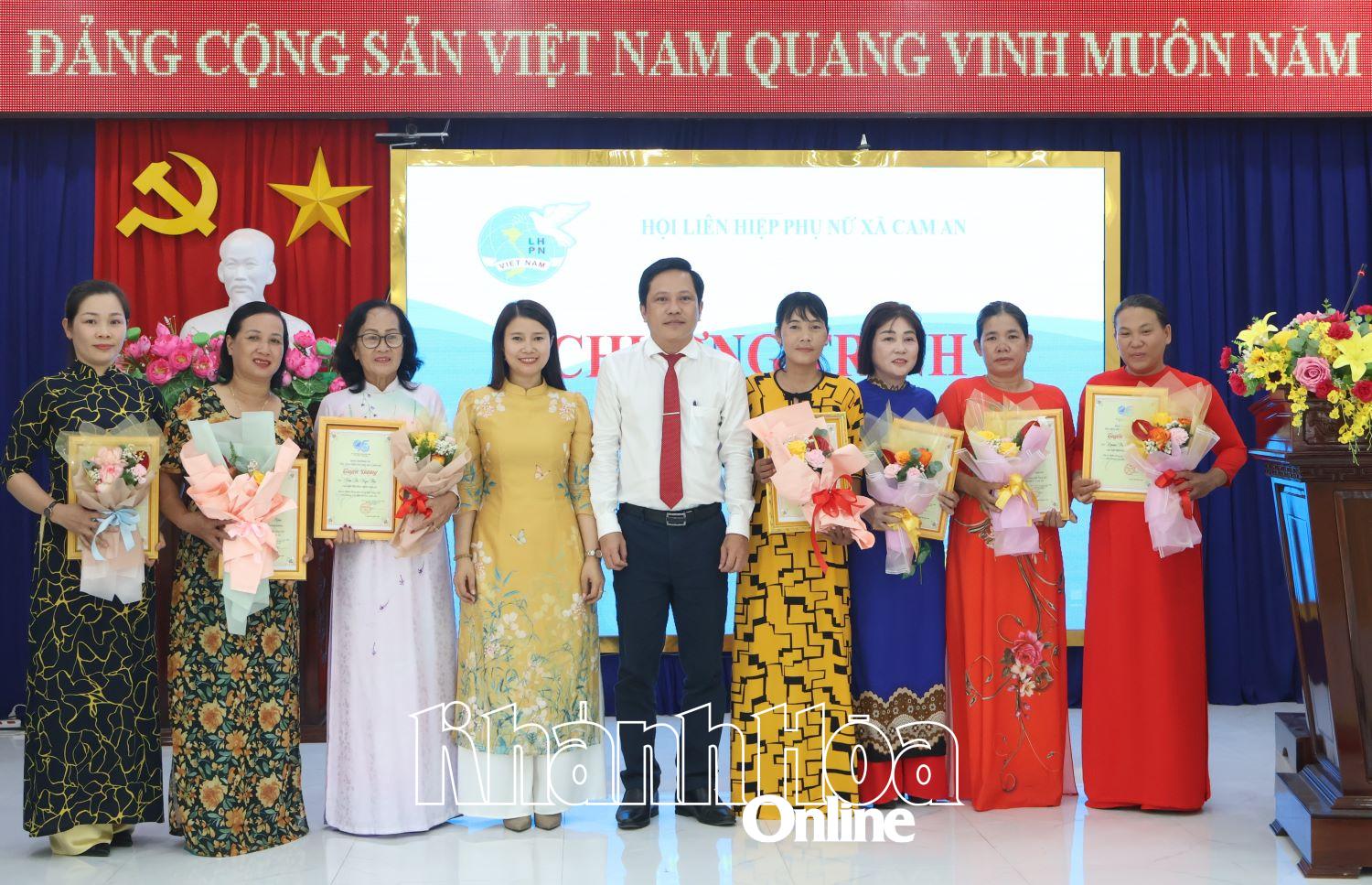 Lãnh đạo xã Cam An tặng hoa chúc mừng Hội Liên hiệp Phụ nữ xã.