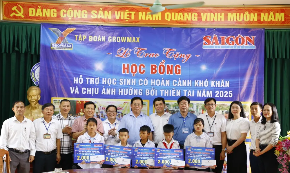 Báo Sài Gòn Giải Phóng và Tập đoàn GrowMax trao học bổng cho các em học sinh tại Nghệ An