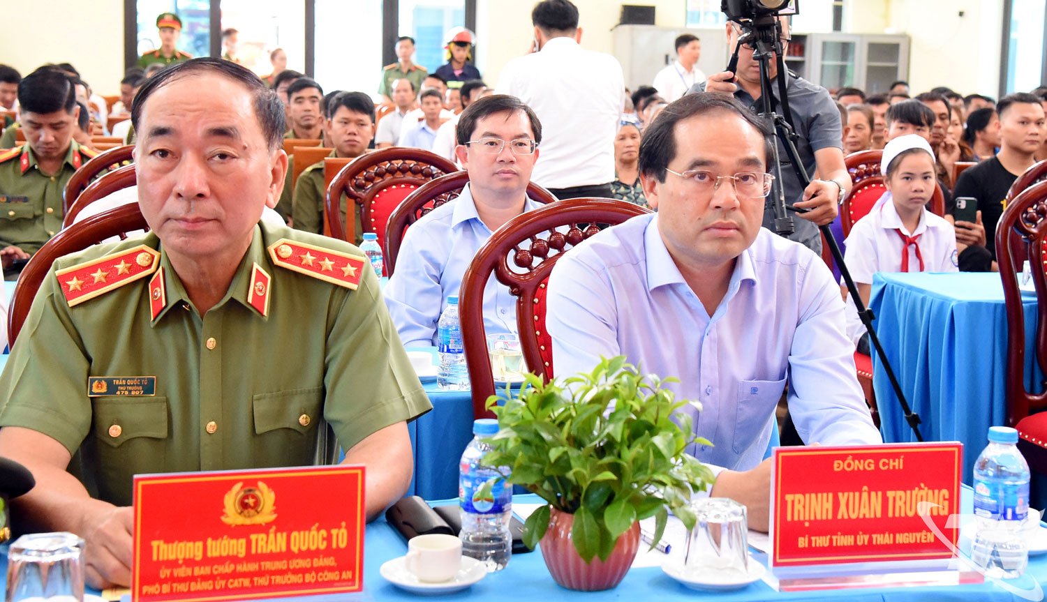 Generallöjtnant Tran Quoc To, biträdande minister för offentlig säkerhet och kamrat Trinh Xuan Truong, sekreterare för Thai Nguyen provinsiella partikommitté, deltog i den postuma prisutdelningsceremonin.