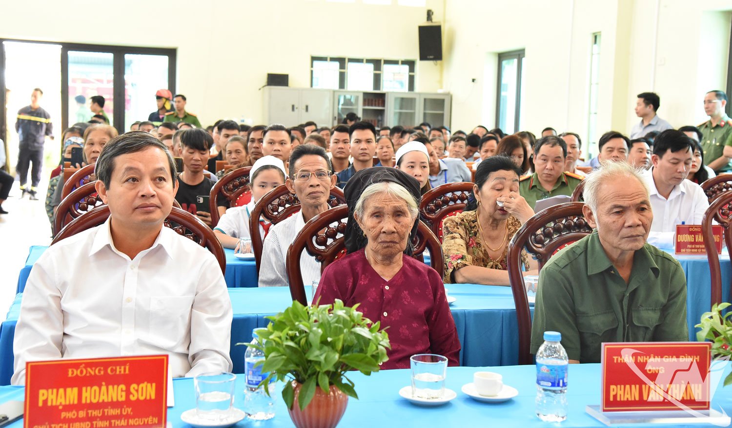 Kamrat Pham Hoang Son, biträdande sekreterare för den provinsiella partikommittén, ordförande för folkkommittén i Thai Nguyen-provinsen och släktingar till kamrat Phan Van Thanh deltog i den postuma prisutdelningsceremonin.