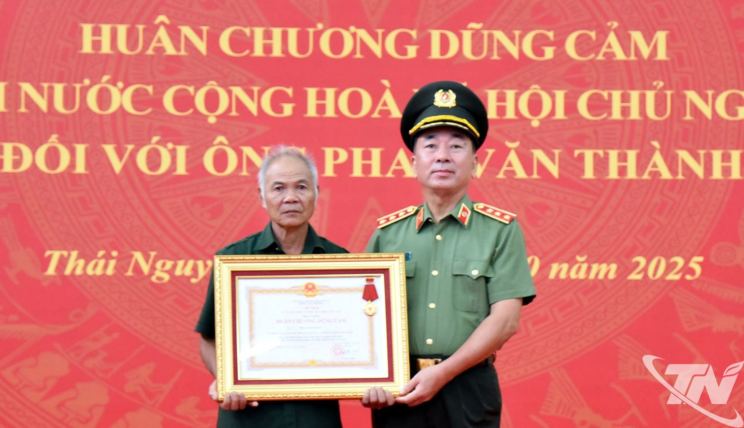 Med presidentens bemyndigande överlämnade generallöjtnant Tran Quoc To, biträdande minister för offentlig säkerhet, modets medalj till kamrat Phan Van Thanhs familjerepresentant.