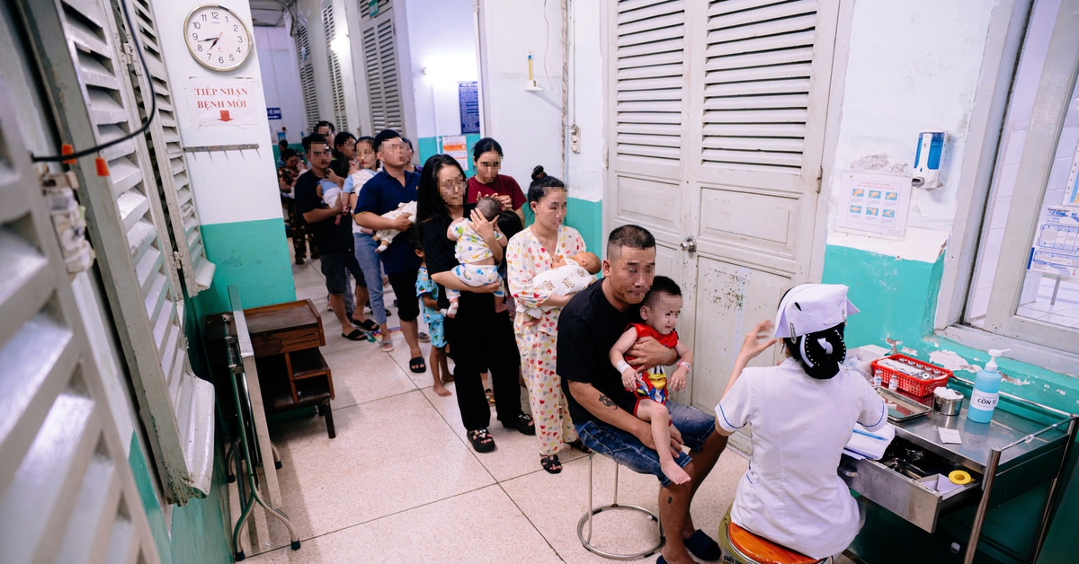 Trẻ mắc bệnh hô hấp tăng, 9 y bác sĩ xuyên đêm chăm gần 200 bệnh nhi