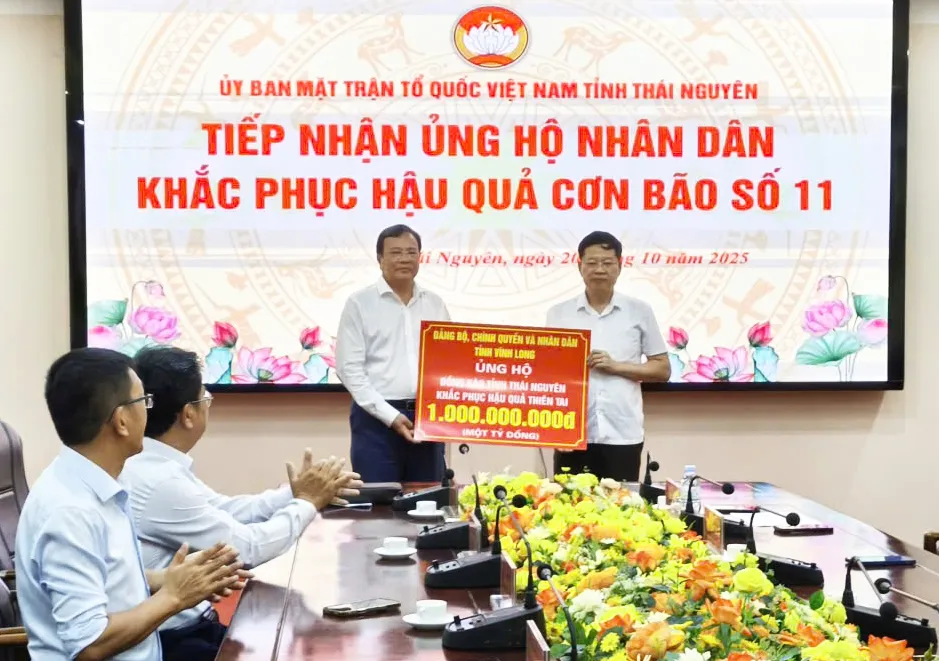 Bagi pihak Jawatankuasa Parti, kerajaan dan rakyat wilayah Vinh Long, rakan seperjuangan Le Van Han, Pengerusi Jawatankuasa Front Tanah Air Vietnam wilayah Vinh Long, menderma 1 bilion VND kepada wilayah Thai Nguyen untuk mengatasi bencana alam. Foto: QH