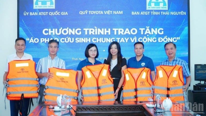 ມູນນິທິ ໂຕໂຍຕ້າ ຫວຽດນາມ (TVF) ສົມທົບກັບຄະນະກຳມະການຄວາມປອດໄພຈະລາຈອນແຫ່ງຊາດ ແລະ ຄະນະກຳມະການຄວາມປອດໄພຈະລາຈອນແຂວງ ໄທງວຽນ ມອບເສື້ອຊູຊີບໃຫ້ປະຊາຊົນ ແລະ ນັກຮຽນຢູ່ເຂດປະສົບໄພທຳມະຊາດຢູ່ ໄທ ຫງວຽນ.