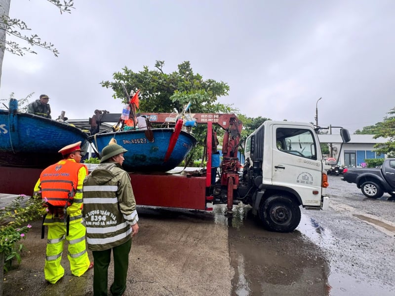Da Nang aktiverar högsta nivån för att hantera storm nr 12, mobiliserar 300 båtar redo för räddning, rekommenderar matreserver -0