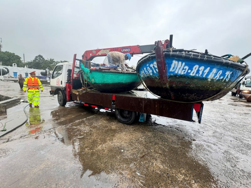 Da Nang aktiverar högsta nivån för att hantera storm nr 12, mobiliserar 300 båtar redo för räddning, rekommenderar matreserver -1