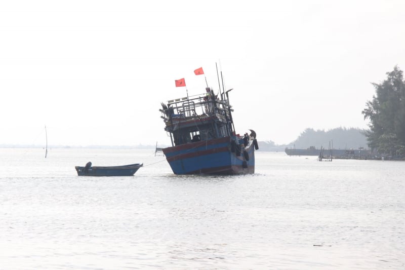 អ្នកនេសាទនៅទីក្រុង Hue ប្រញាប់ប្រញាល់នាំទូកចូលច្រាំង ដើម្បីបញ្ចៀសព្យុះលេខ ១២-០