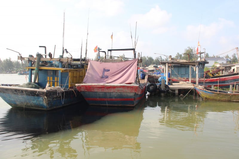អ្នកនេសាទនៅទីក្រុង Hue ប្រញាប់ប្រញាល់នាំទូកចូលច្រាំង ដើម្បីបញ្ចៀសព្យុះលេខ ១២-០