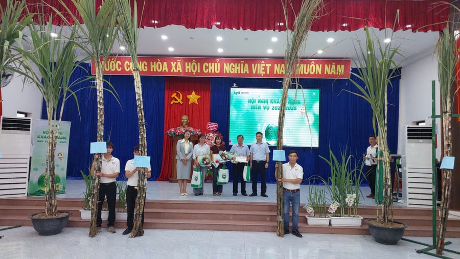 ong-cao-anh-duong-vien-truong-vien-nghien-cuu-mia-duong-viet-nam-va-ba-vu-thi-lan-chu-tich-kiem-giam-doc-agris-gia-lai-trao-giai-hoa-hau-mia-duong-cho-nong-dan-xa-ia-hru.jpg