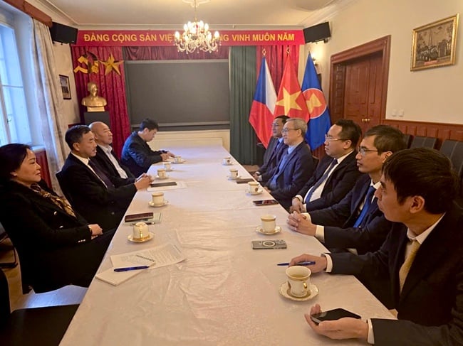 Thứ trưởng Phan Tâm thăm và làm việc với Đại sứ quán và cộng đồng người Việt Nam tại Cộng hòa Séc - Ảnh 1.