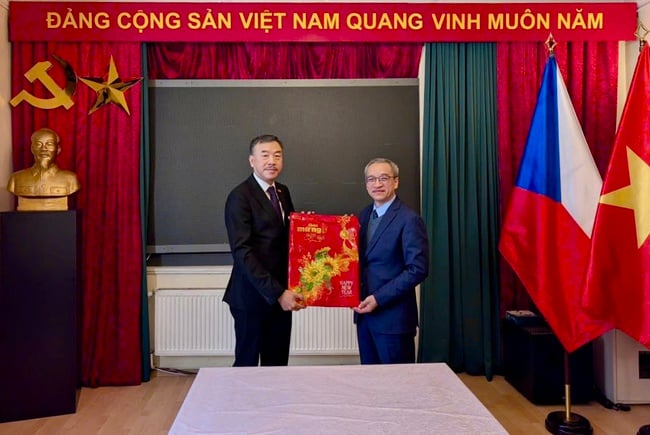 Thứ trưởng Phan Tâm thăm và làm việc với Đại sứ quán và cộng đồng người Việt Nam tại Cộng hòa Séc - Ảnh 2.