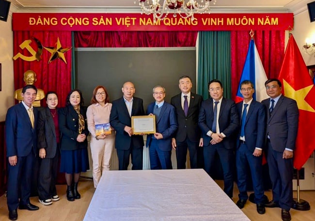 Thứ trưởng Phan Tâm thăm và làm việc với Đại sứ quán và cộng đồng người Việt Nam tại Cộng hòa Séc - Ảnh 4.