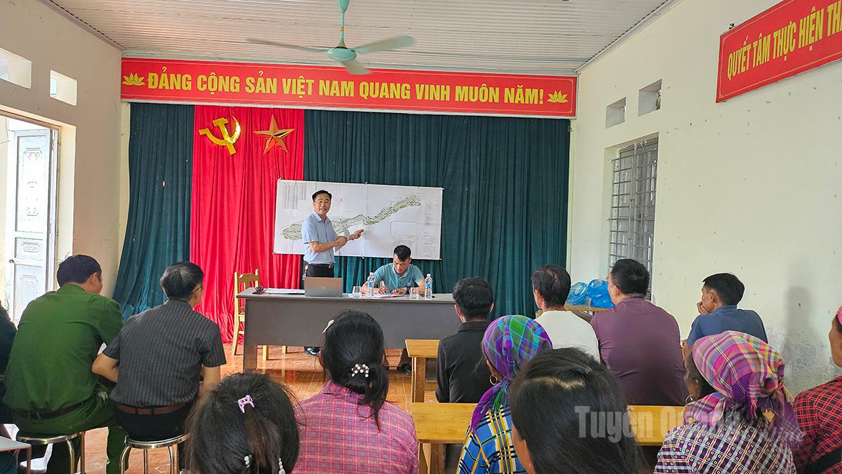 Disahkan oleh Komite Rakyat Provinsi, ketua Komite Rakyat Komune Pa Vay Su mengumumkan keputusan mengenai situasi darurat terkait bencana alam di desa Then Van.