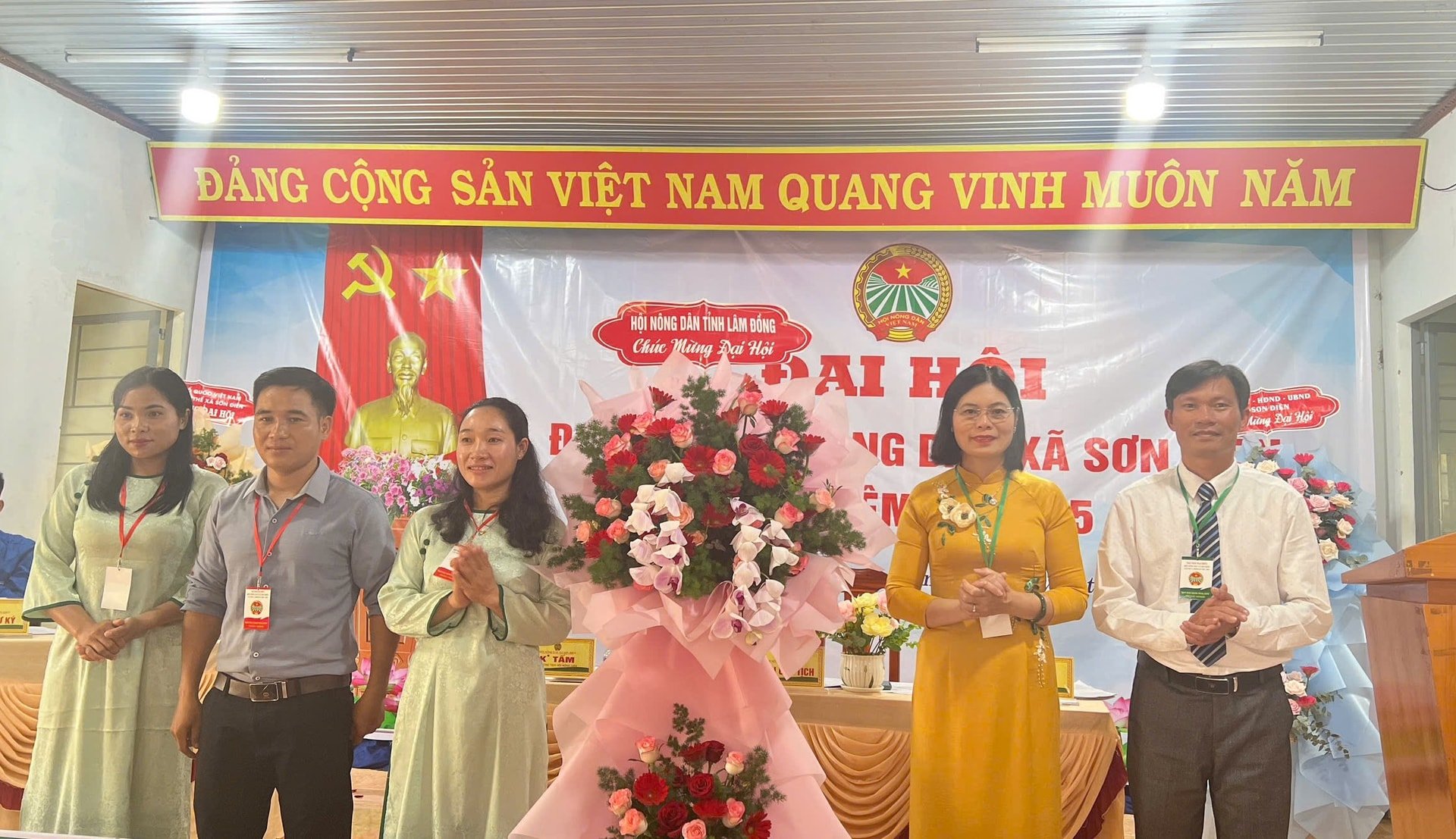 Lam Dong provinsielle bondeforening overrakte blomster for å gratulere Kongressen.