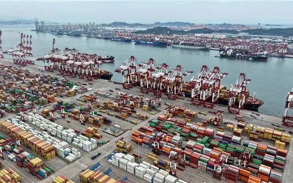 Vista de un puerto de carga en Qingdao, provincia de Shandong, China. Foto: THX/TTXVN Quang cảnh cảng hàng hóa tại Thanh Đảo, tỉnh Sơn Đông, Trung Quốc. Ảnh: THX/TTXVN