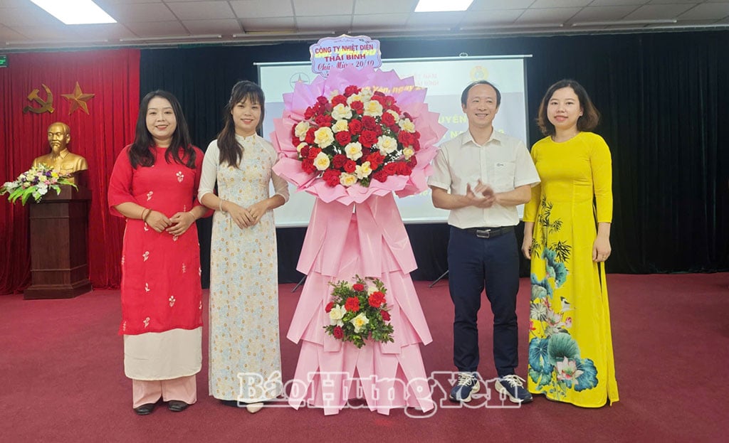ថ្នាក់ដឹកនាំក្រុមហ៊ុន Thai Binh Thermal Power ជូនផ្កា អបអរសាទរ ដល់បុគ្គលិក និងកម្មករ ក្នុងថ្ងៃទិវានារីវៀតណាម។