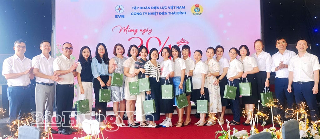 ថ្នាក់ដឹកនាំ និងសហជីពនៃក្រុមហ៊ុន Thai Binh Thermal Power បានប្រគល់អំណោយដល់មន្ត្រី និងនិយោជិតជាស្ត្រីក្នុងឱកាសថ្ងៃទី ២០ តុលា។