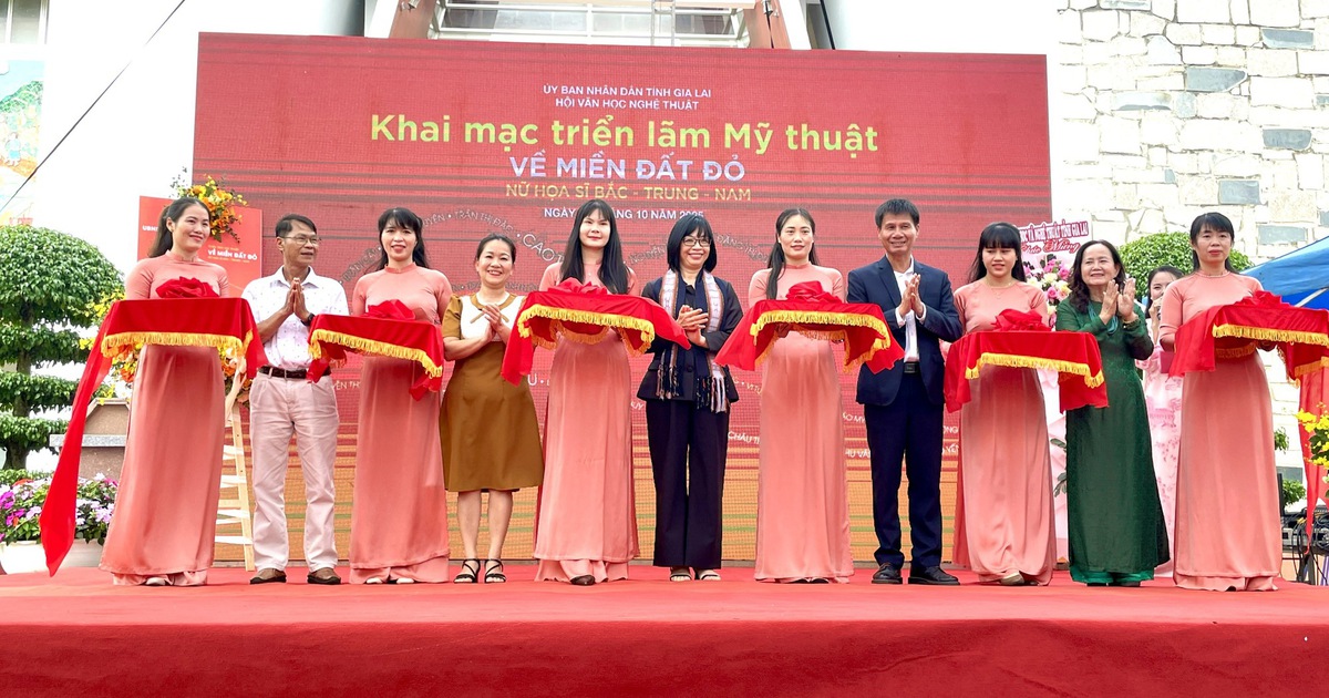 30 nữ họa sĩ hội tụ tại triển lãm tranh ‘Về miền đất đỏ’ ở Gia Lai