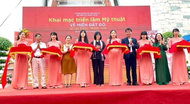 30 artistas femininas reunidas na exposição de pinturas 30 nữ họa sĩ hội tụ tại triển lãm tranh ‘Về miền đất đỏ’ ở Gia Lai- Ảnh 1.