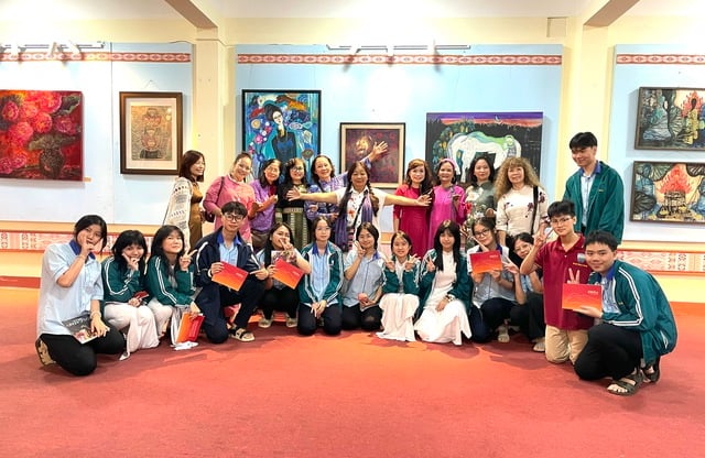 30 artistas femininas reunidas na exposição de pinturas 30 nữ họa sĩ hội tụ tại triển lãm tranh ‘Về miền đất đỏ’ ở Gia Lai- Ảnh 2.